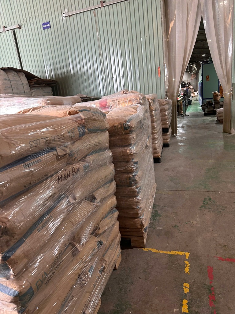 Kho hạt nhựa nguyên sinh EVA nhập khẩu xếp pallet tại xưởng giày dép