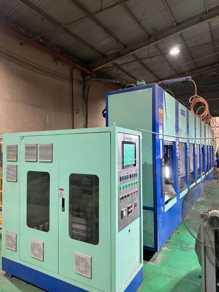 Dây chuyền máy đúc dép tại nhà máy Hố Nai Đồng Nai
