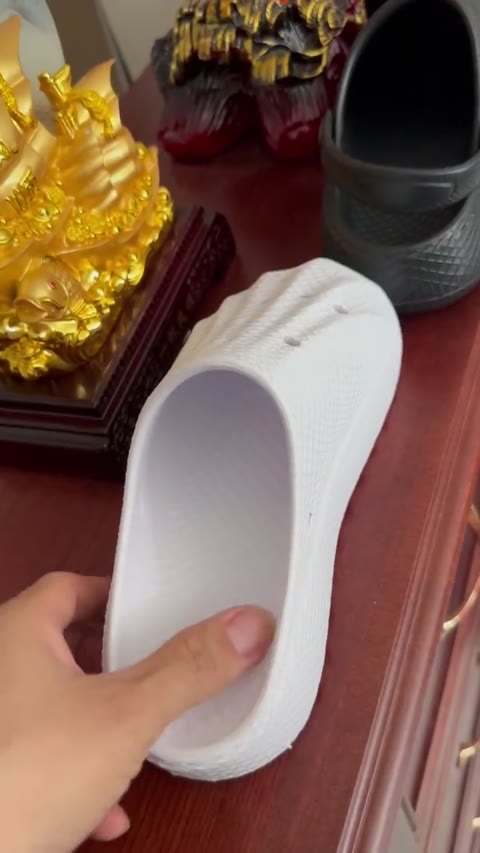 Tổng Hợp Các Góc Nhìn Dép Nhựa Đúc Xuất Xưởng