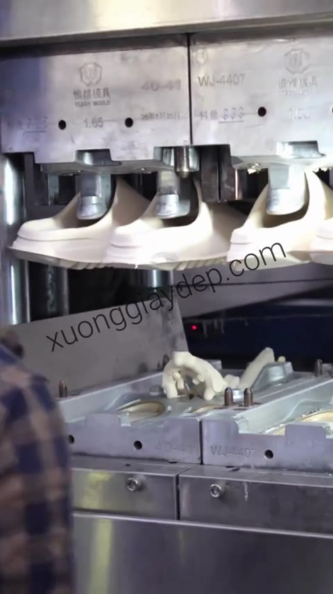 Video Thực Tế Dây Chuyền Phun Đúc & Hoàn Thiện Dép Nhựa